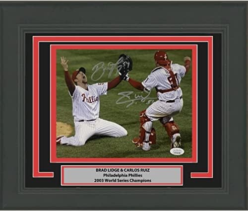 Uokvireni Autografirani Brad Lidge Carlos Ruiz 2008 World Series 8x10 Photo JSA COA - Autografirani MLB fotografije
