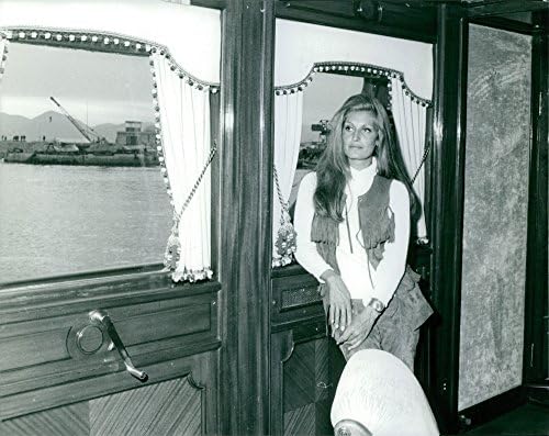 Vintage fotografija Dalide na slici stojeći pored prozora.