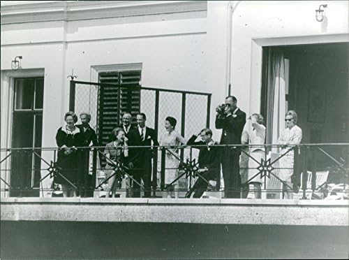 Vintage fotografija princeze Christine na balkonu gledajući nešto s prijateljima.