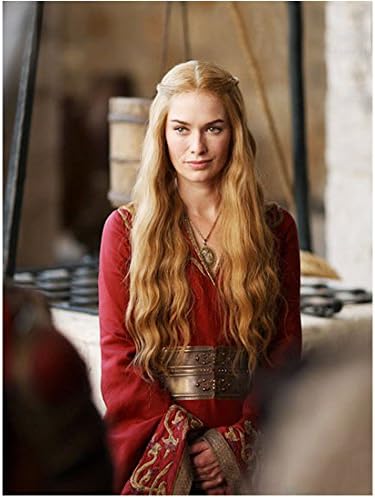 Fotografija game of Thrones od 8 do 10 inča na kojoj Lena Hidi izgleda skromno u crvenoj i zlatnoj haljini.